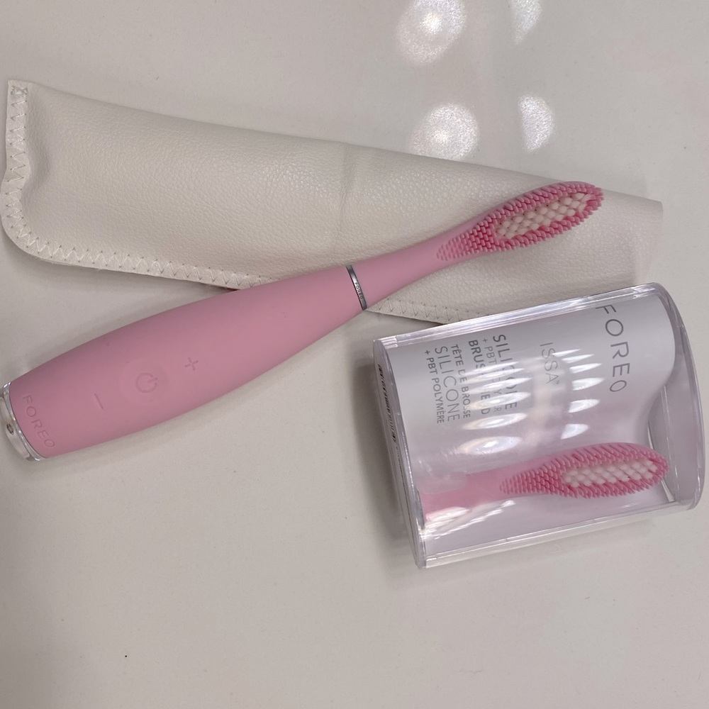FOREO ISSA Electric Toothbrush W/extra head